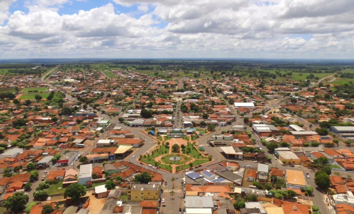 Fachada de prédio da prefeitura com bandeiras do Brasil de Brasilândia