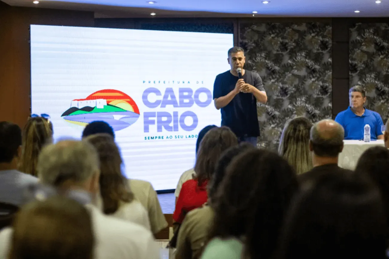 Fachada de prédio da prefeitura com bandeiras do Brasil de Cabo Frio