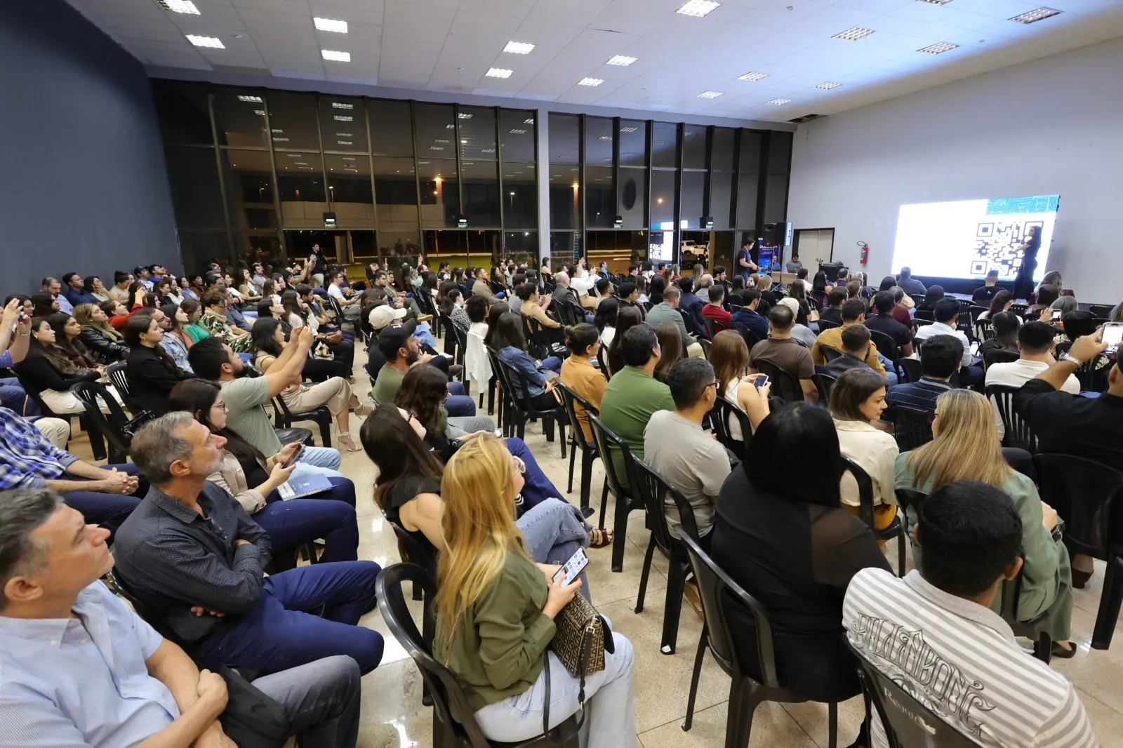 Plateia e palco de evento institucional sobre gestão pública em Dourados