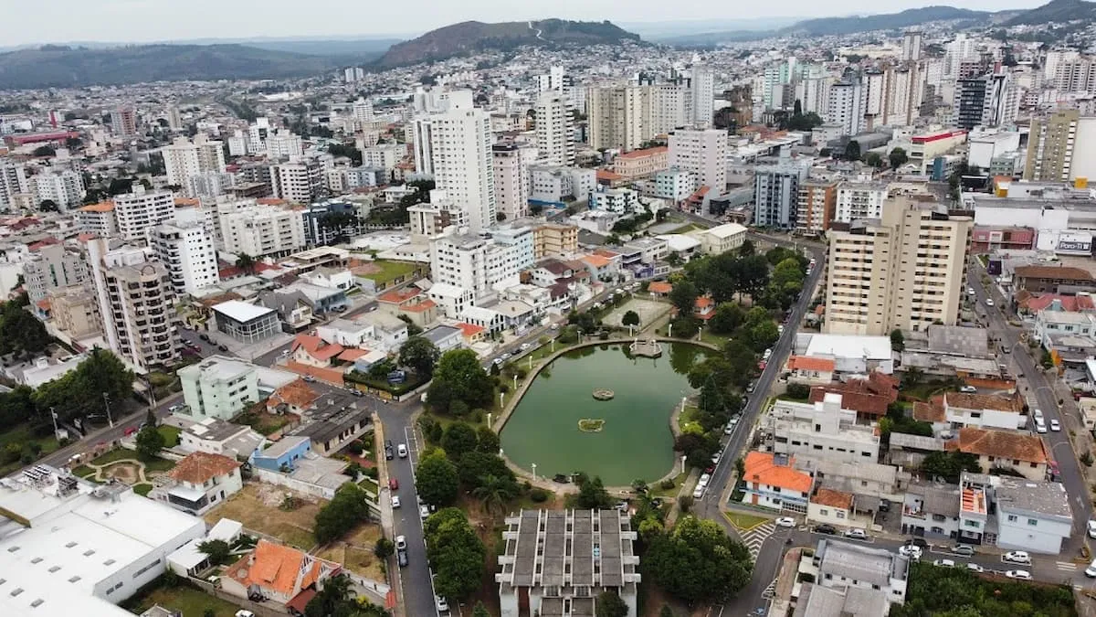 Fachada de prédio da prefeitura com bandeiras do Brasil de Lages
