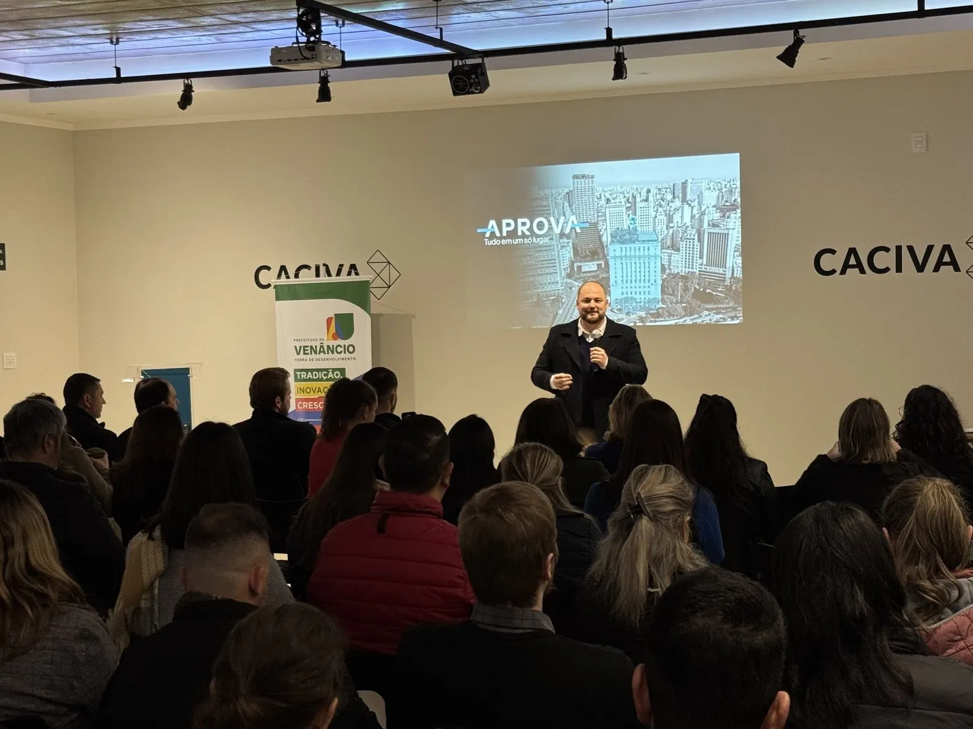 Plateia e palco de evento institucional sobre gestão pública em Venâncio Aires