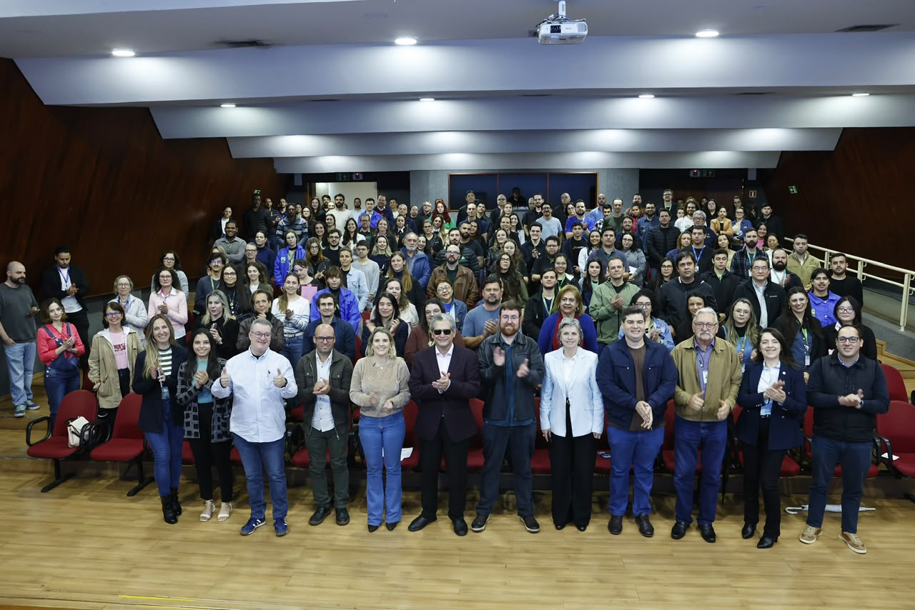Equipe da Prefeitura de Maringá, do Instituto Ambiental e da Aprova reunida no Auditório Hélio Moreira para o lançamento do sistema de gestão ambiental