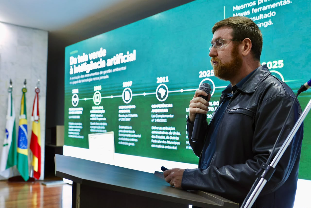 Diretor-presidente do Instituto Ambiental de Maringá apresenta linha do tempo da gestão ambiental e inteligência artificial durante evento de lançamento do sistema