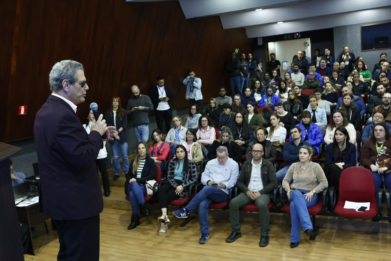 Autoridade discursa para plateia lotada durante evento de lançamento do sistema de gestão ambiental de Maringá
