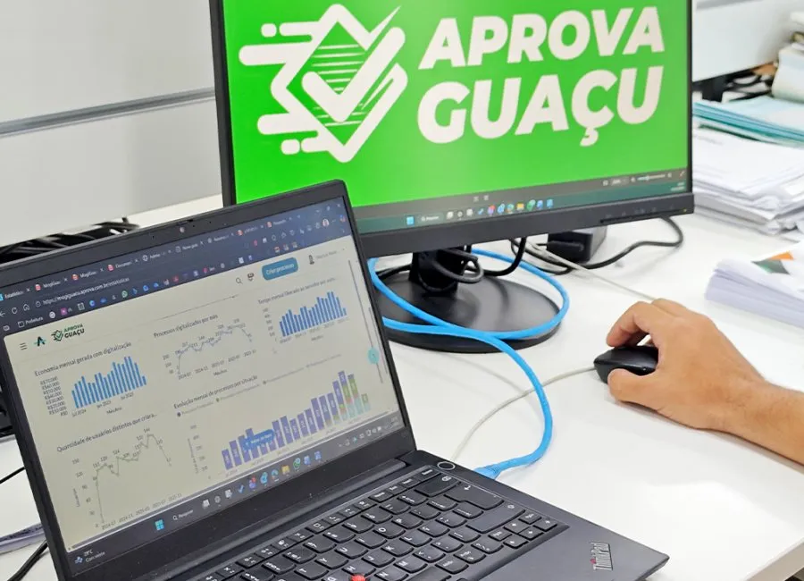 Gráfico ascendente e moedas representando economia de recursos públicos em Mogi Guaçu
