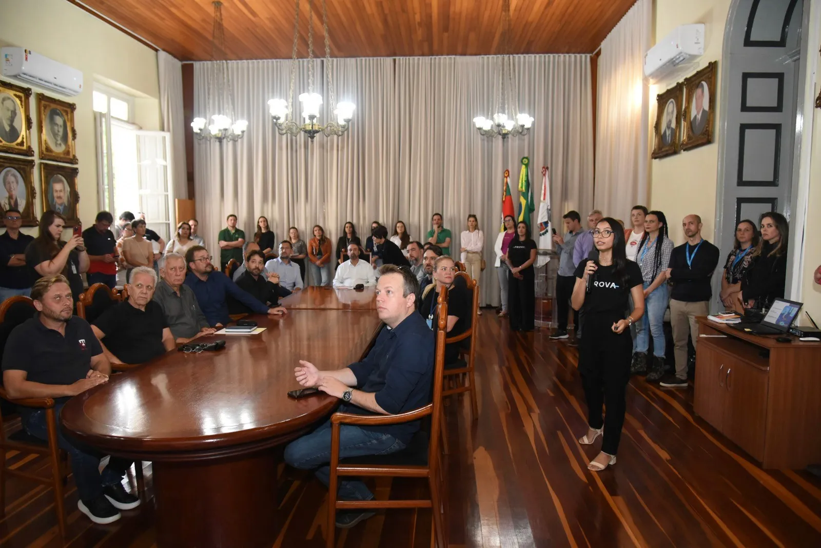 Plateia e palco de evento institucional sobre gestão pública em Santa Cruz do Sul