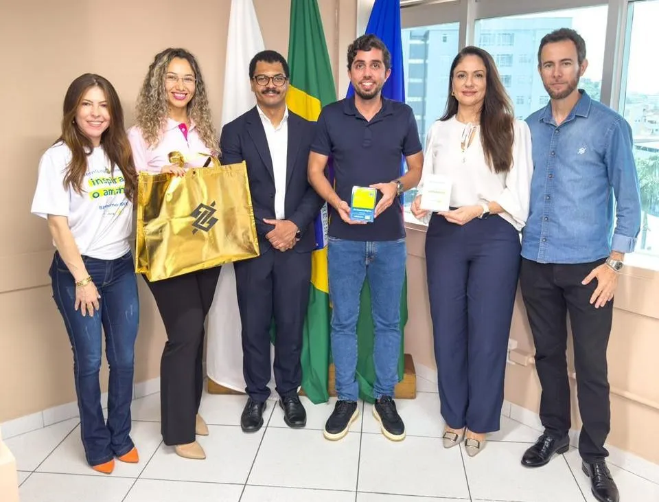 Fachada de prédio da prefeitura com bandeiras do Brasil de Ipatinga