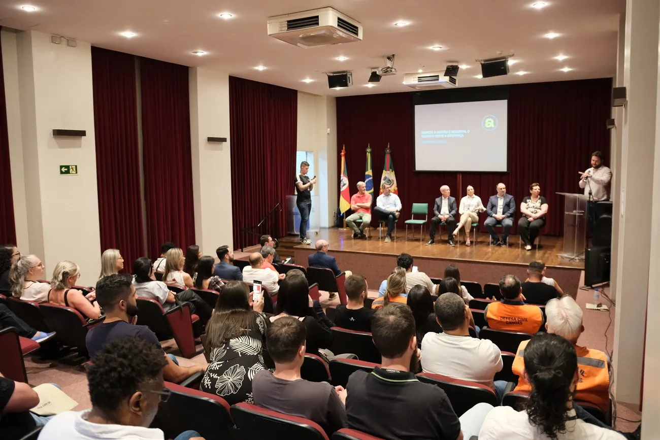 Plateia e palco de evento institucional sobre gestão pública em Canoas