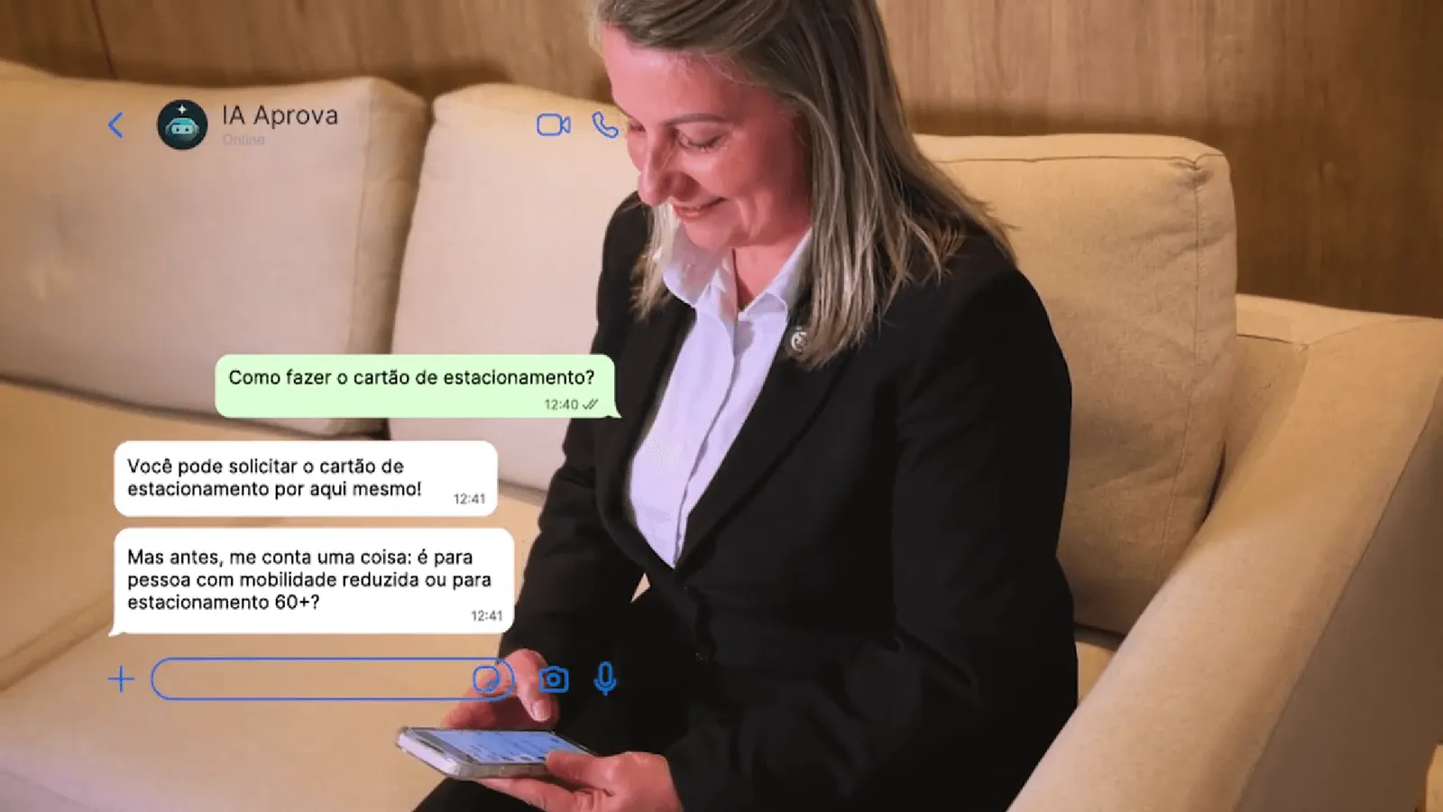 Pessoa usando smartphone para acessar serviço público pelo WhatsApp