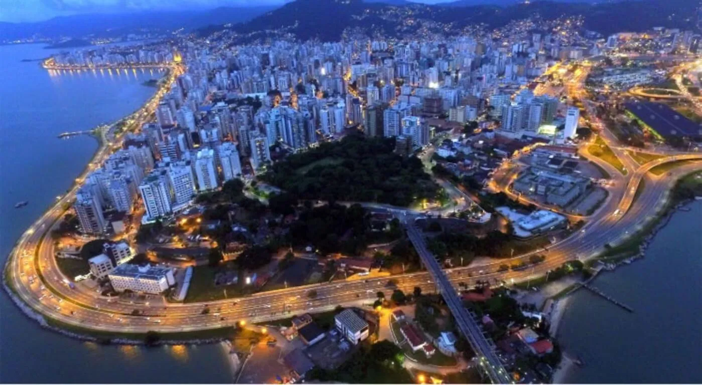 Fachada de prédio da prefeitura com bandeiras do Brasil