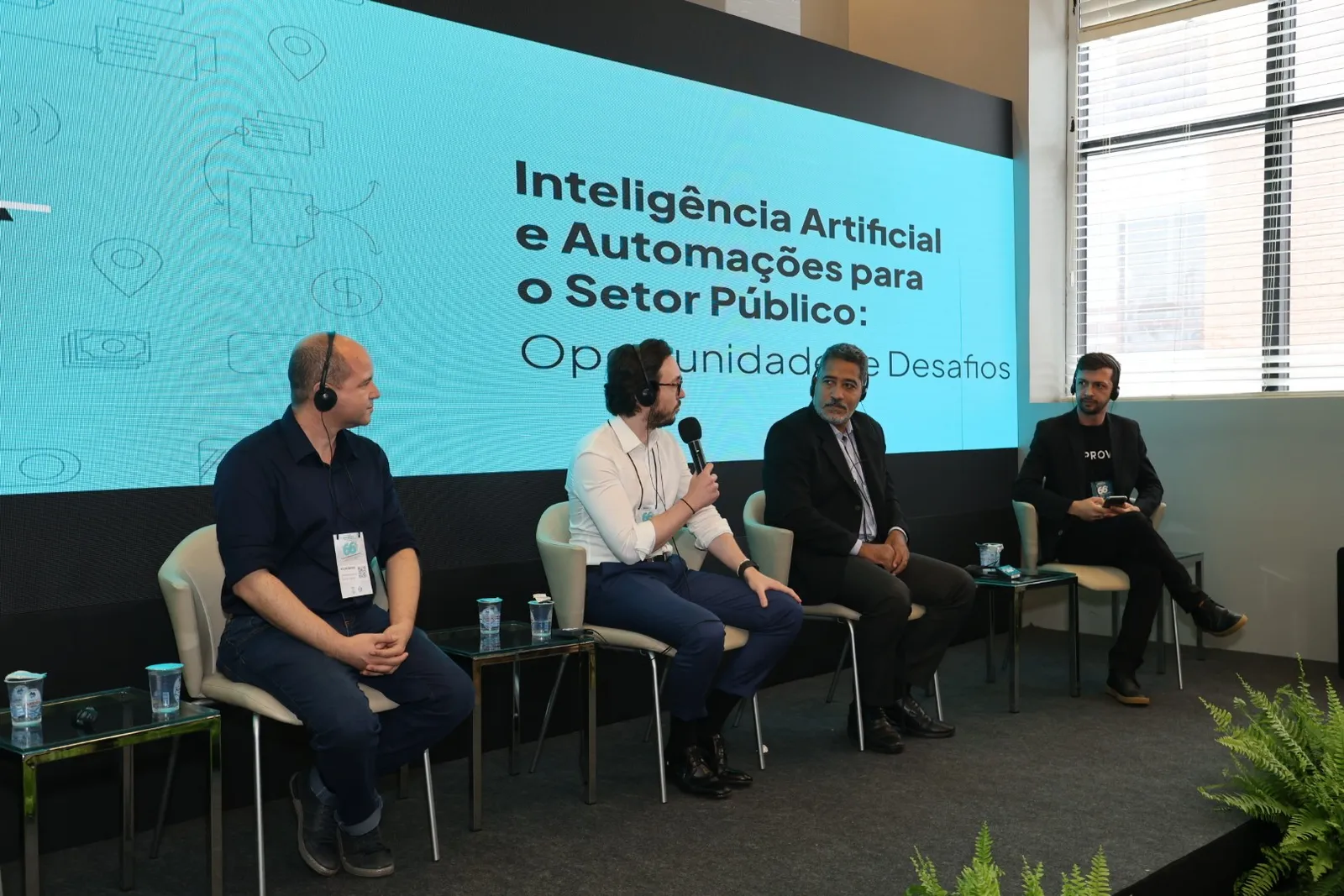 Plateia e palco de evento institucional sobre gestão pública