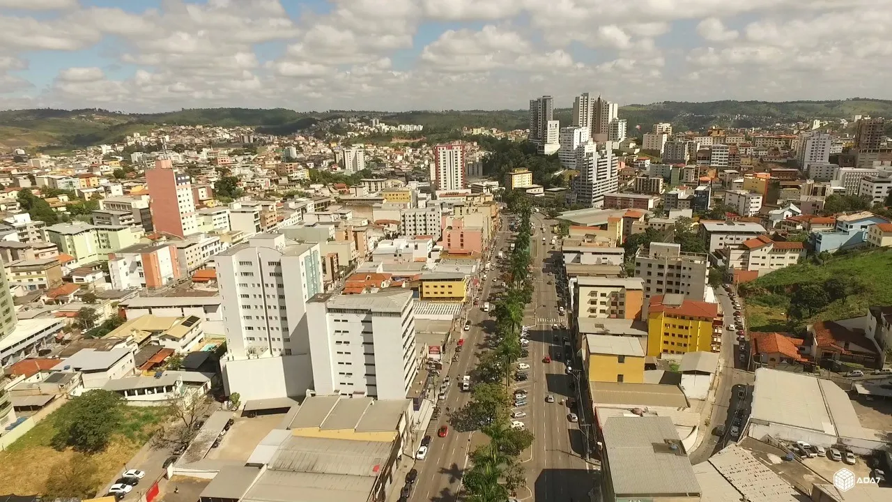 Fachada de prédio da prefeitura com bandeiras do Brasil de Conselheiro Lafaiete