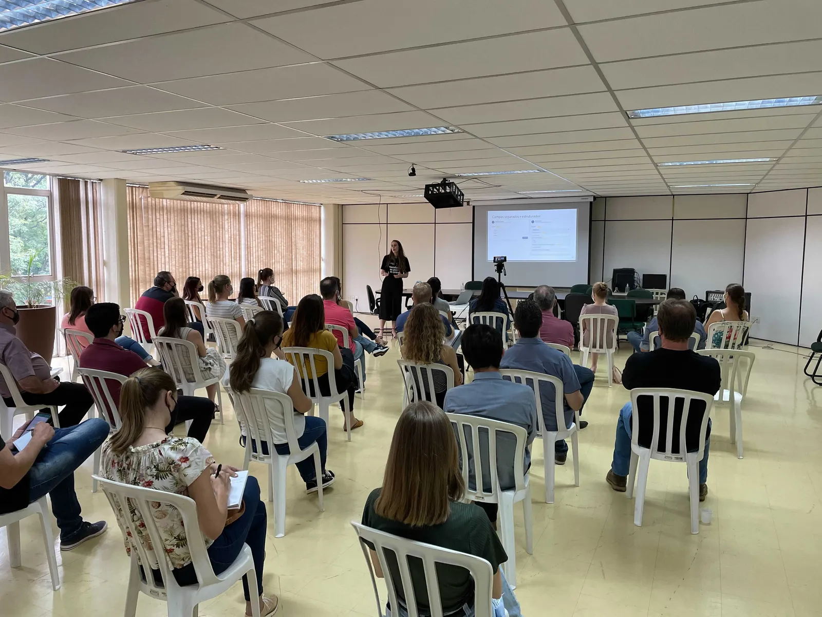 Fachada de prédio da prefeitura com bandeiras do Brasil
