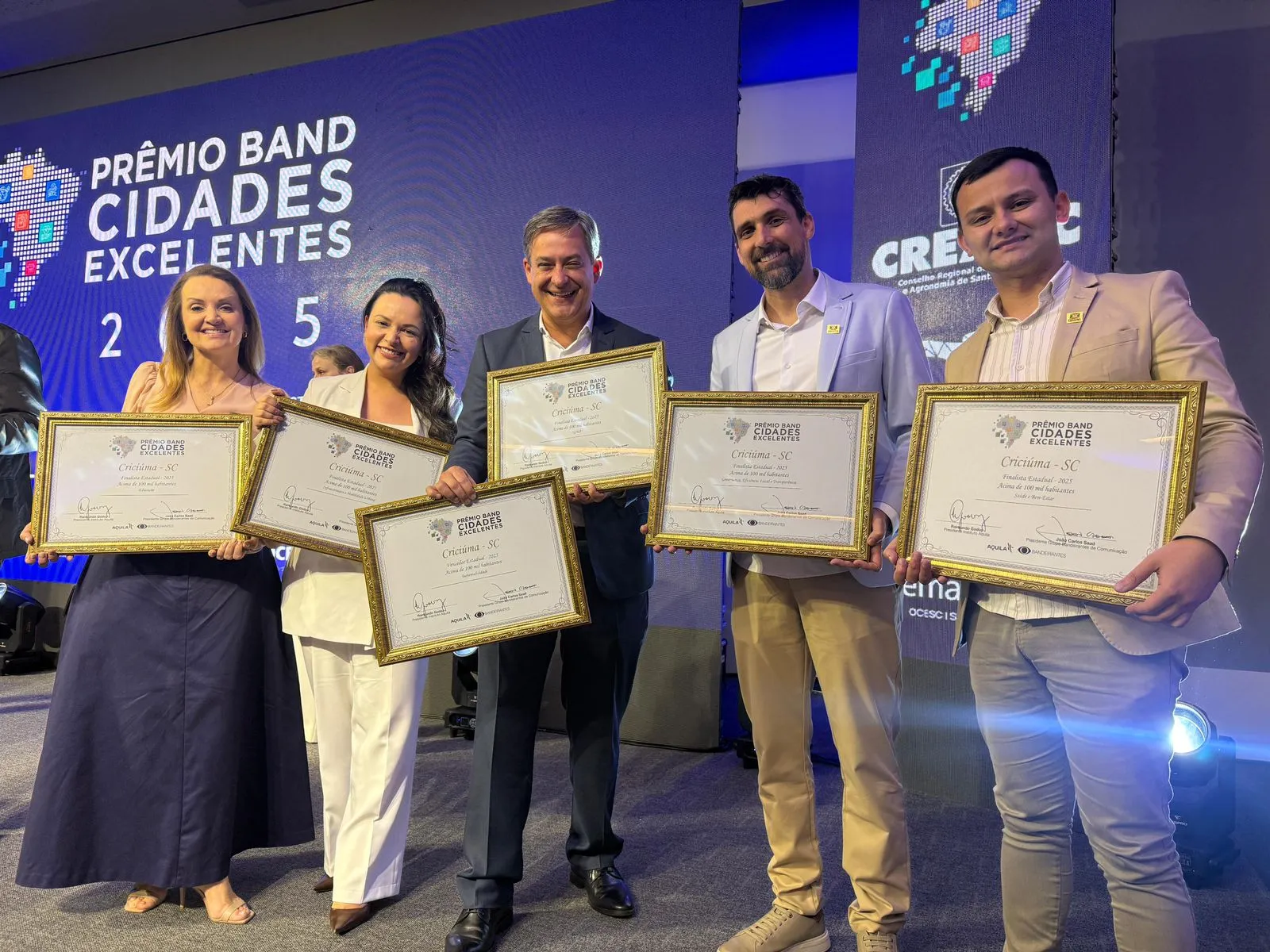 Fachada de prédio da prefeitura com bandeiras do Brasil de Criciúma
