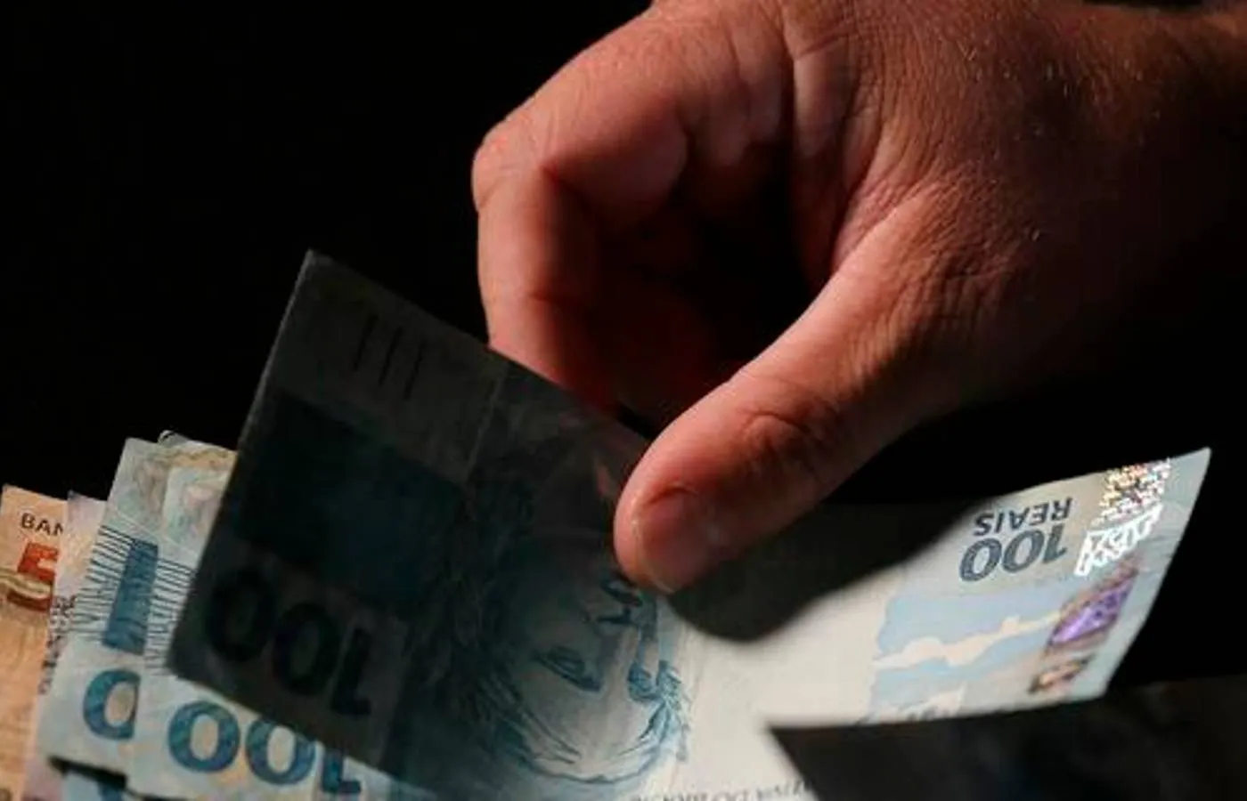 Planilhas financeiras e calculadora representando as contas públicas