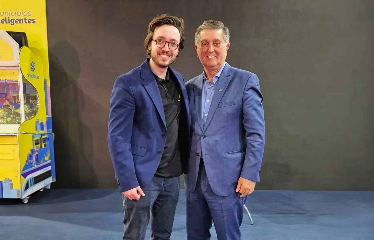 Marco Zanatta, CEO da Aprova, ao lado do prefeito de Florianópolis, Topázio Neto, durante evento sobre cidades inteligentes.