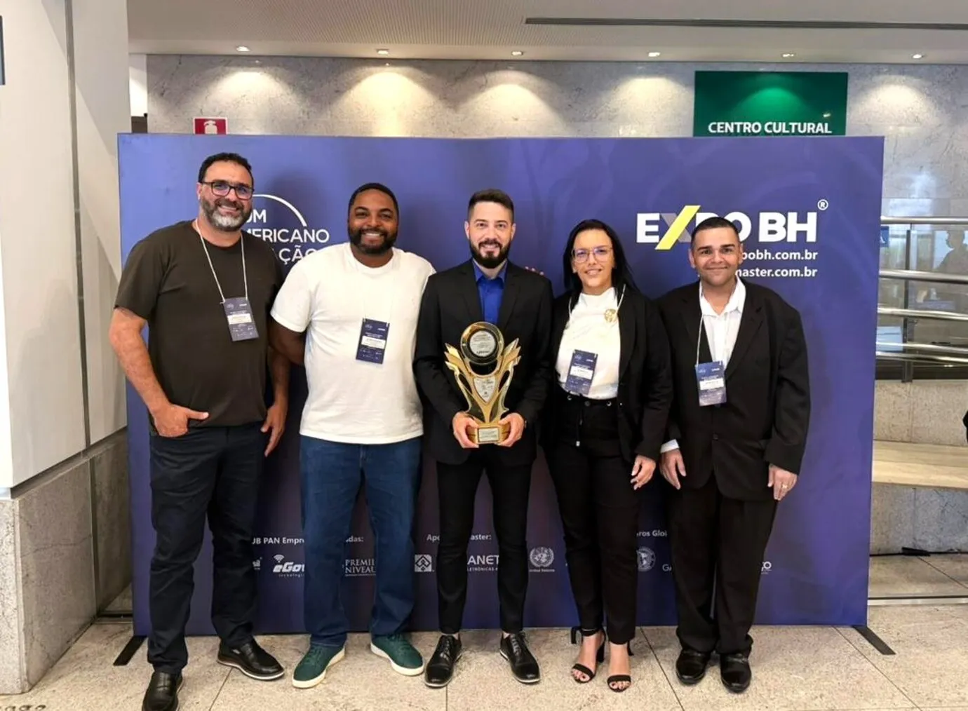 Cerimônia de premiação com autoridades e troféu de reconhecimento em Ipatinga
