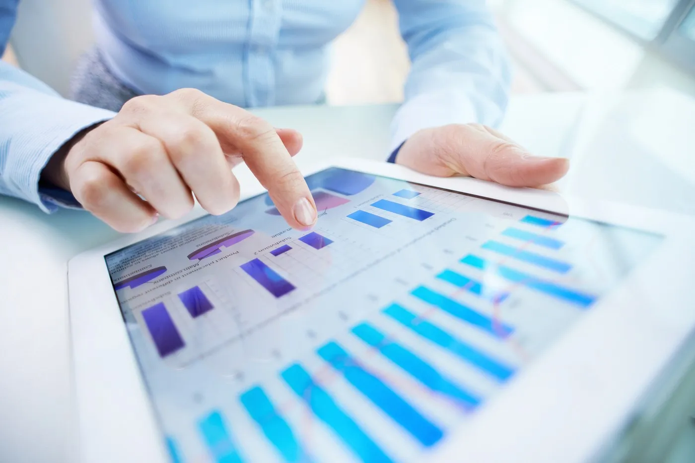 Servidor público analisando indicadores de desempenho em um tablet, com gráficos de gestão de eficiência.