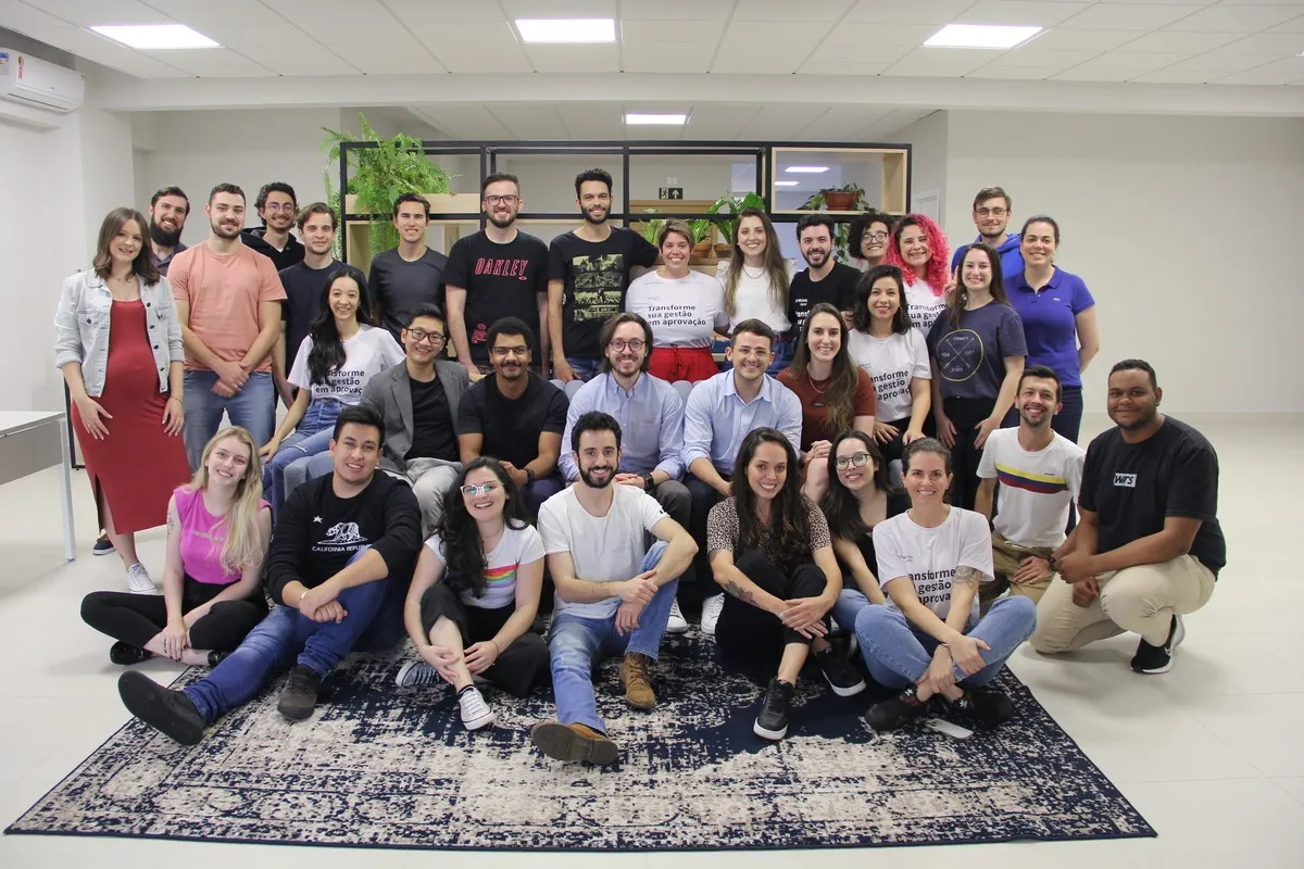 Documentos legais e martelo sobre mesa, representando legislação municipal