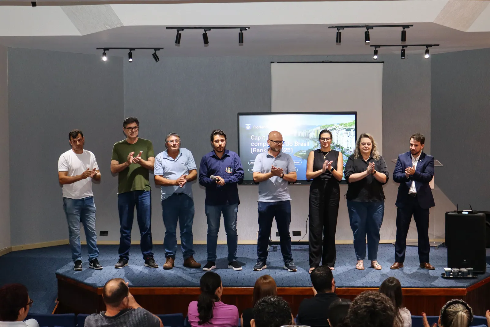 Plateia e palco de evento institucional sobre gestão pública em Cafelândia
