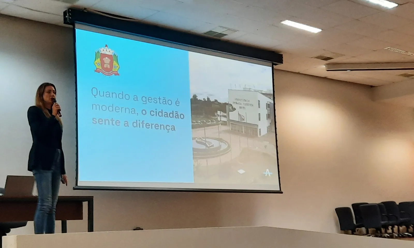 Fachada de prédio da prefeitura com bandeiras do Brasil de Itu