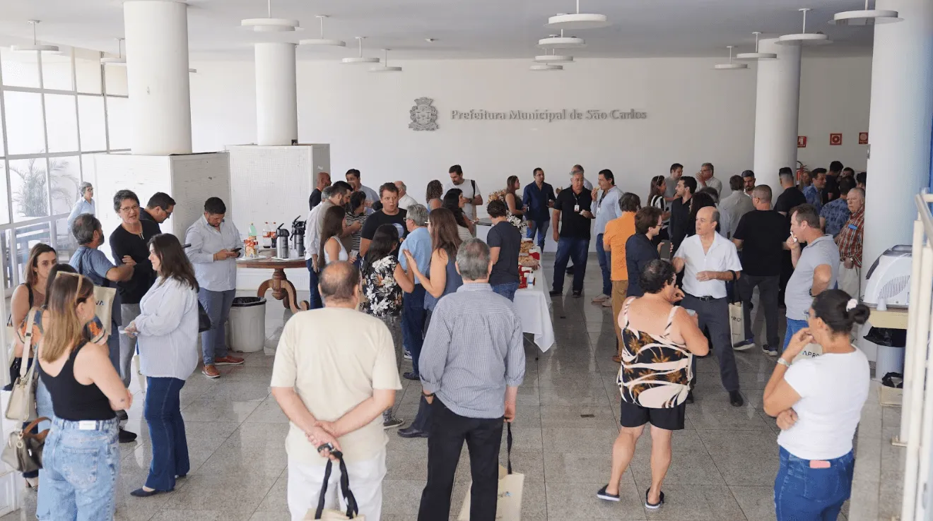 Fachada de prédio da prefeitura com bandeiras do Brasil de São Carlos