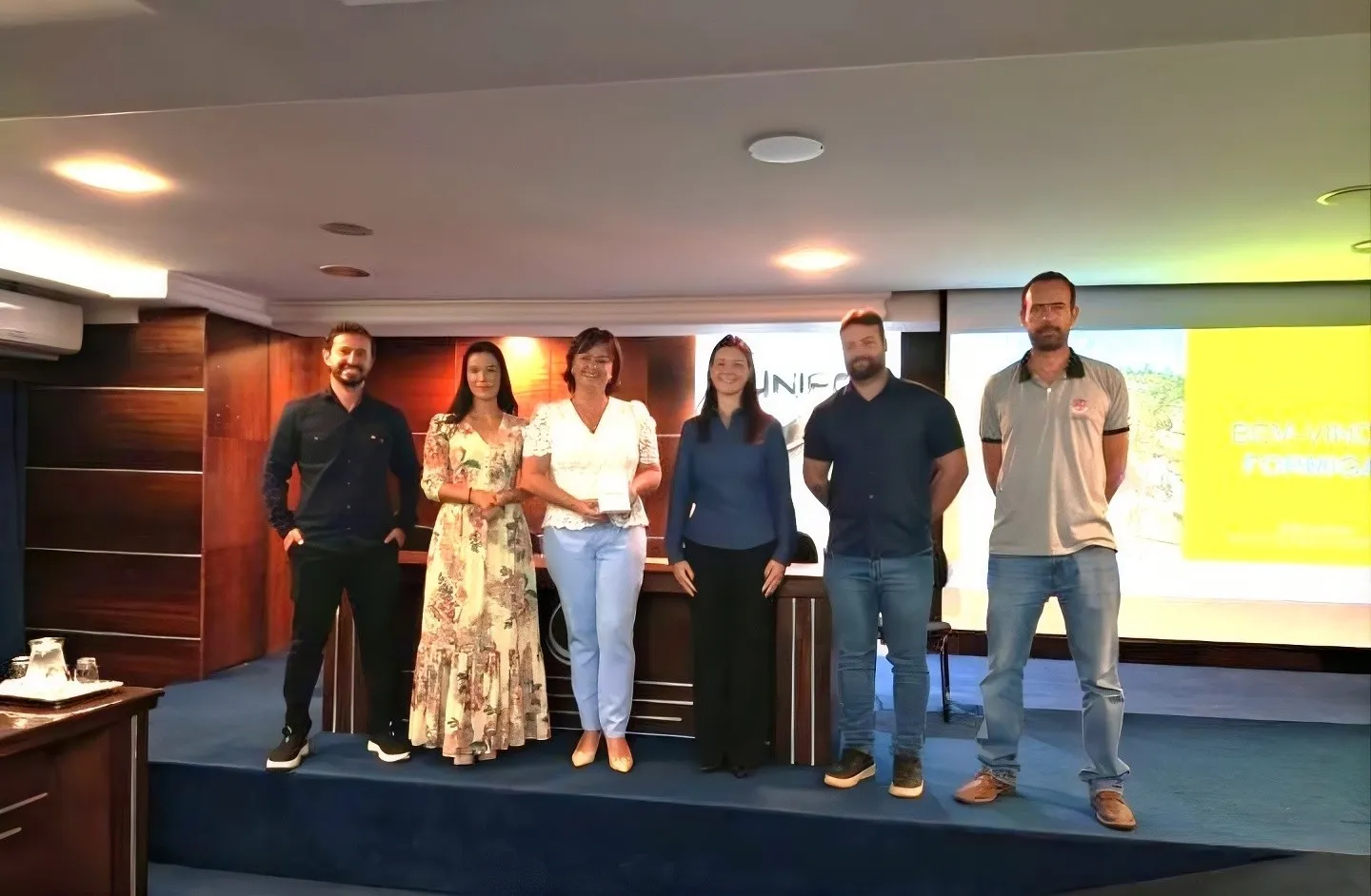 Plateia e palco de evento institucional sobre gestão pública em Formiga