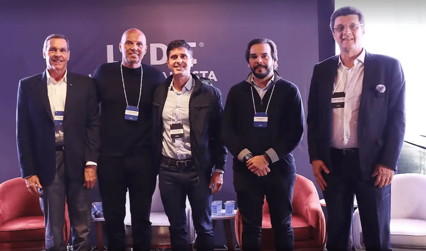 Documentos legais e martelo sobre mesa, representando legislação municipal