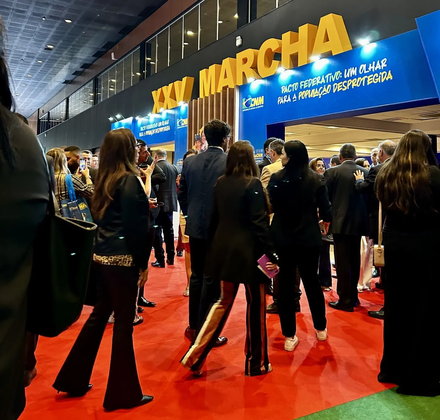 Plateia e palco de evento institucional sobre gestão pública