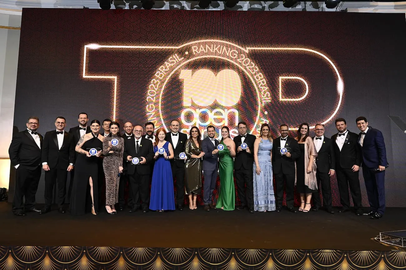 Cerimônia de premiação com autoridades e troféu de reconhecimento