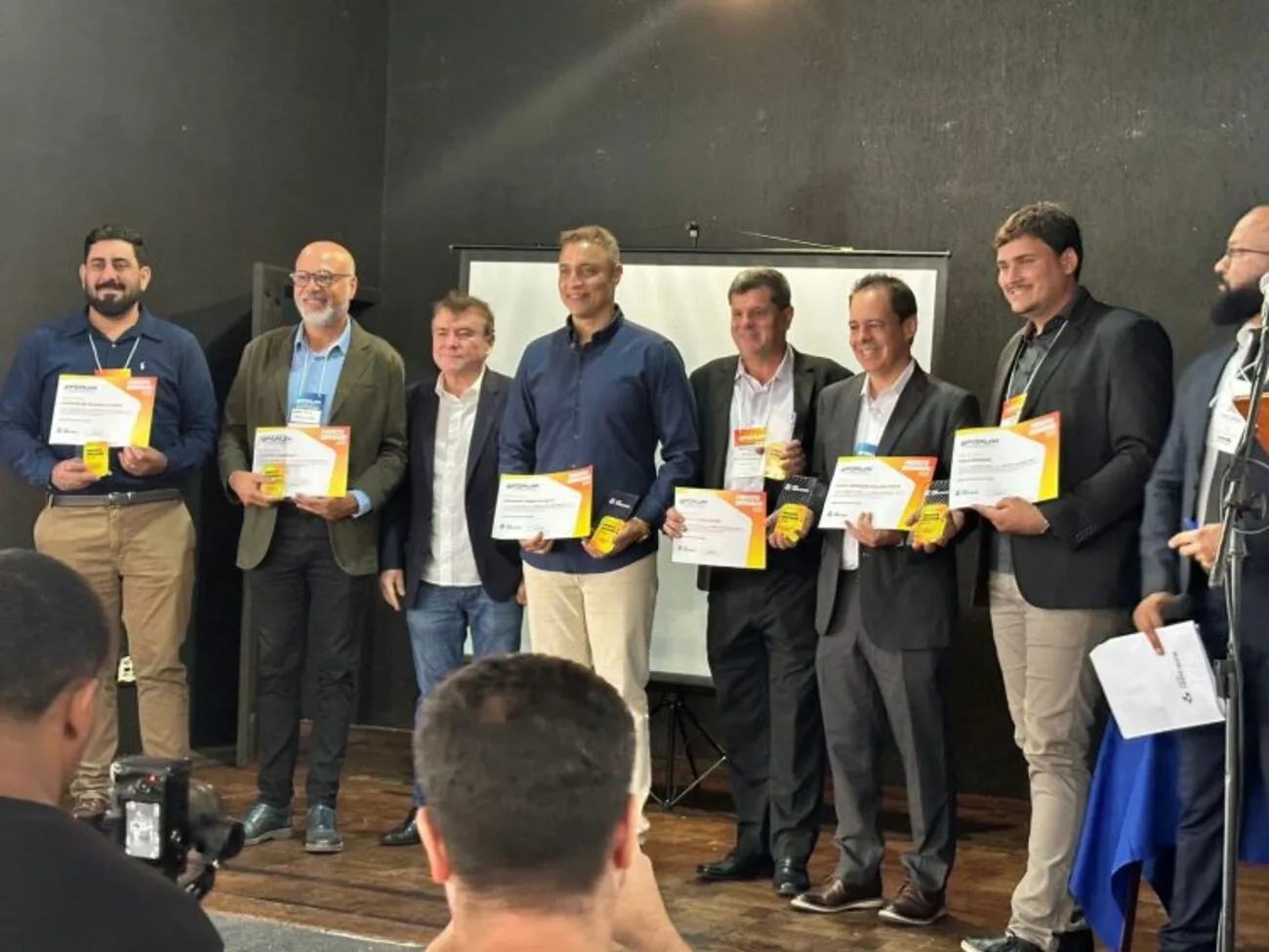 Fachada de prédio da prefeitura com bandeiras do Brasil de Santa Luzia