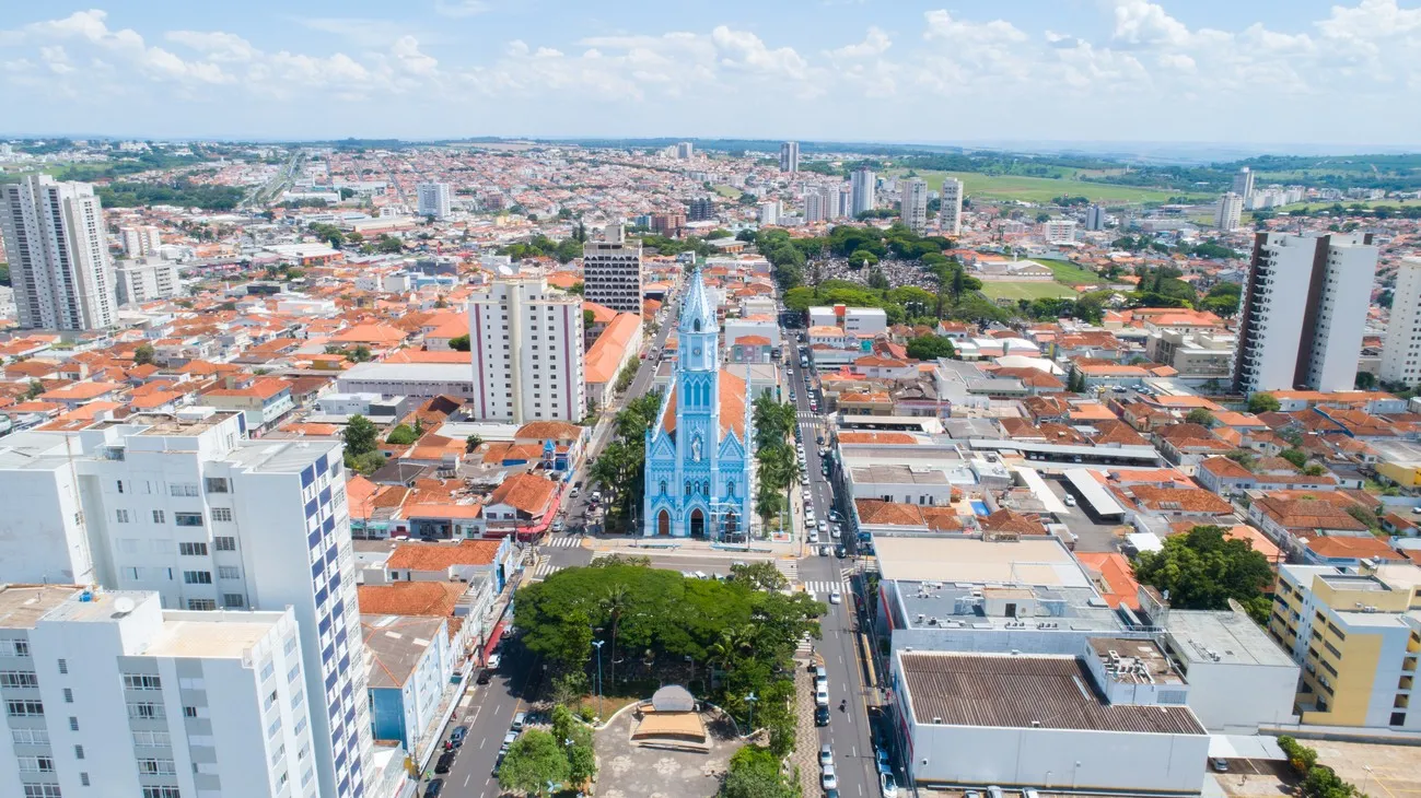 Fachada de prédio da prefeitura com bandeiras do Brasil de Franca