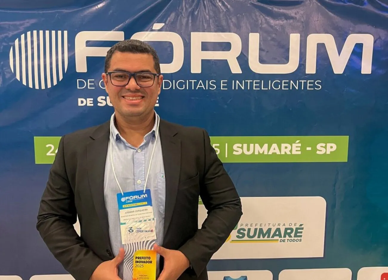 Cerimônia de premiação com autoridades e troféu de reconhecimento em Mogi Guaçu
