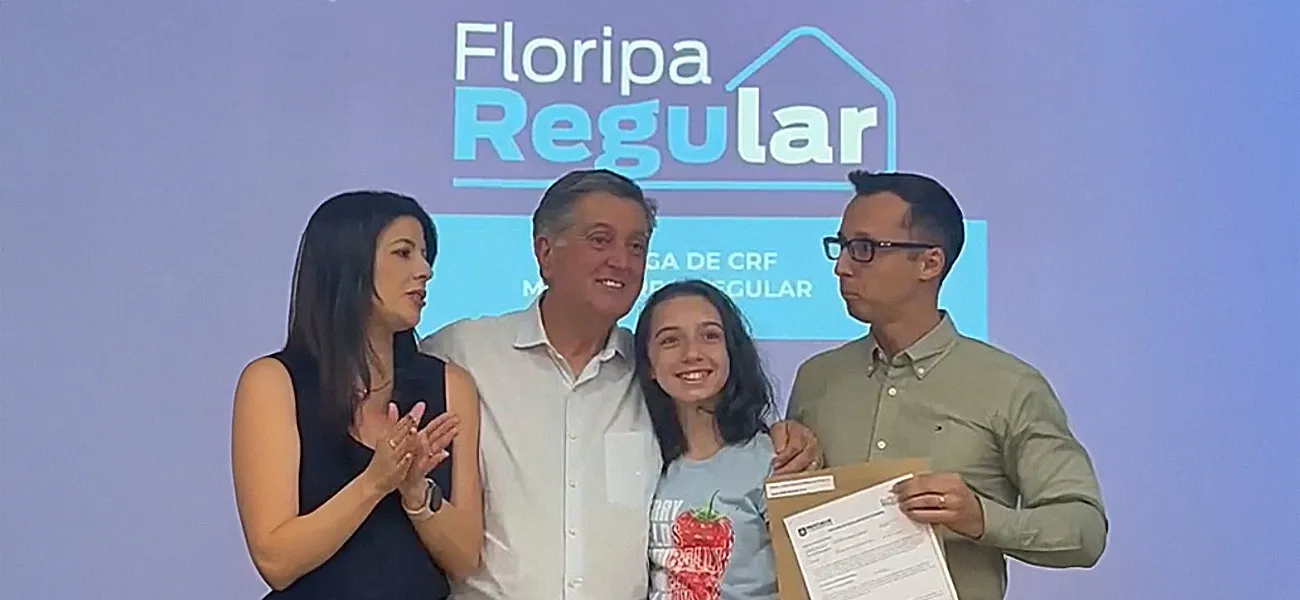 Fachada de prédio da prefeitura com bandeiras do Brasil de Florianópolis