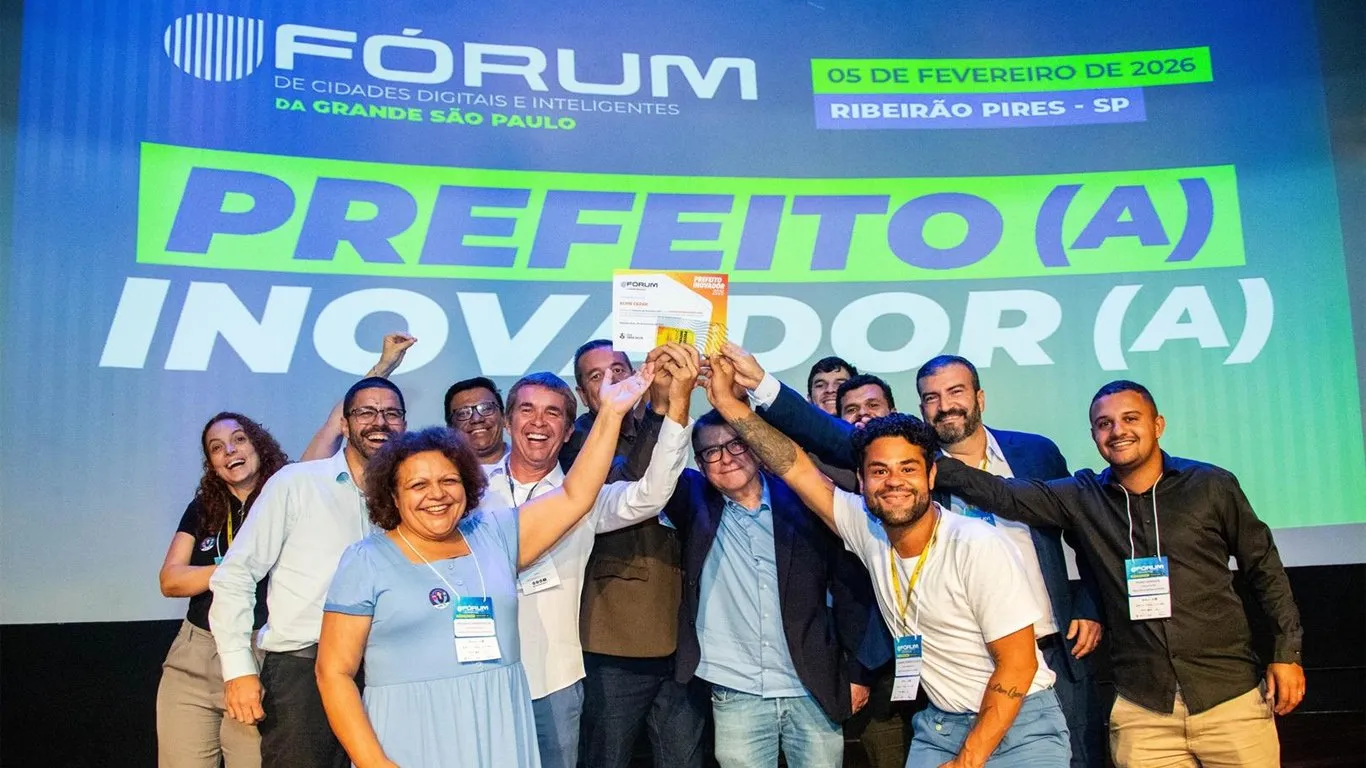 Fachada de prédio da prefeitura com bandeiras do Brasil de Santana de Parnaíba
