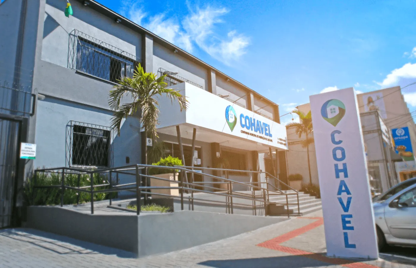 Fachada de prédio da prefeitura com bandeiras do Brasil de Cascavel