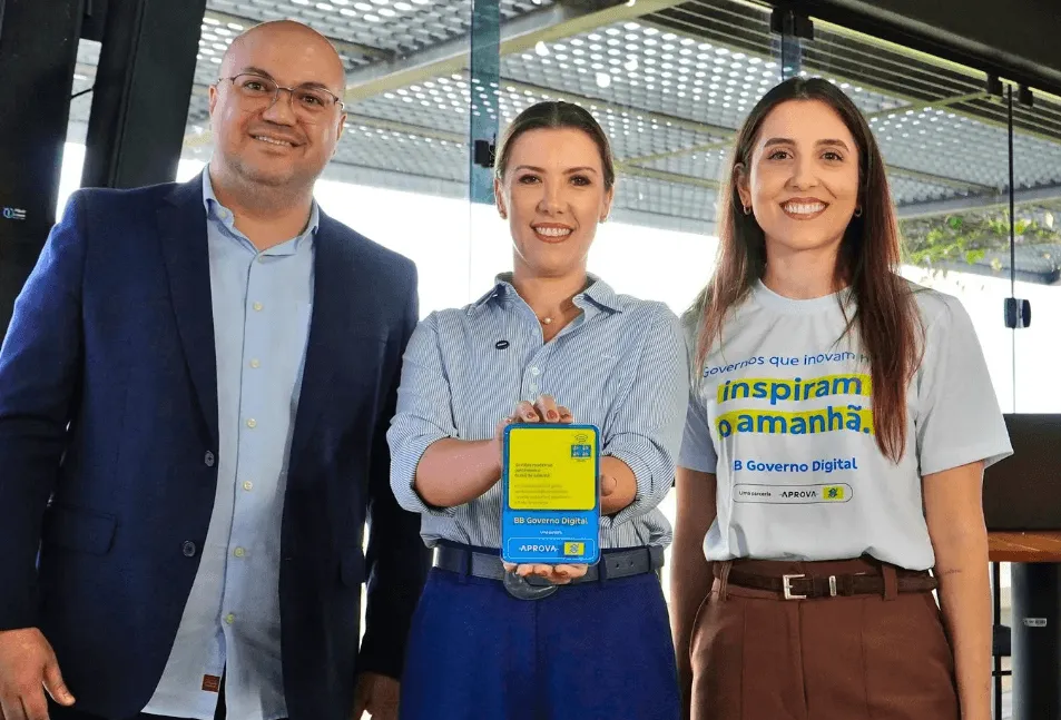Fachada de prédio da prefeitura com bandeiras do Brasil de Uberaba