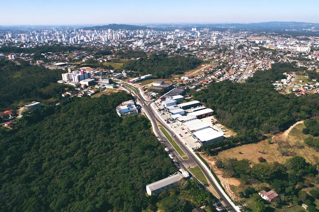 Vista aérea diurna de Criciúma, Santa Catarina, em 2025